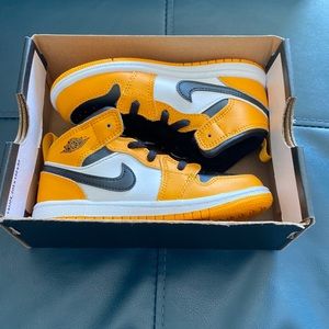 Boys toddler 10c Jordan 1 Mid (TD) Taxi/Black-White New(Never Worn)